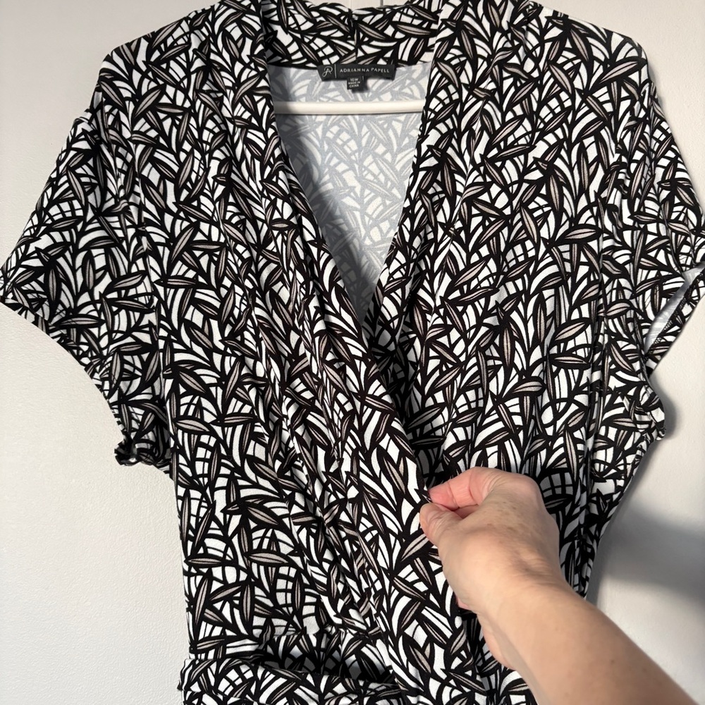 Elegant Black White and Tan Patterned Dress 16W - Picture 2 of 8